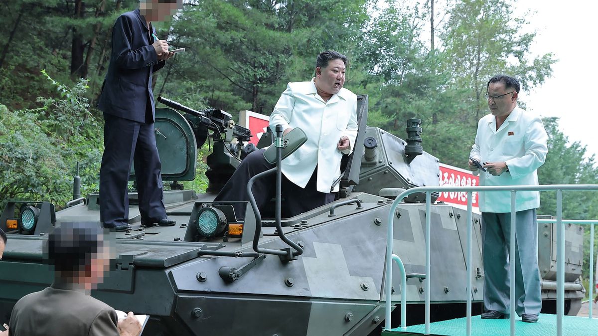 Foto: Kim Čong-un vyrazil na inspekci do zbrojních závodů